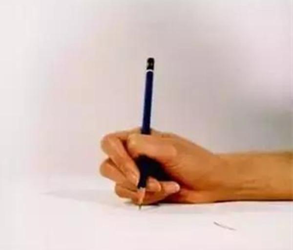 错误的握笔方式会给孩子的学习带来很大的危害