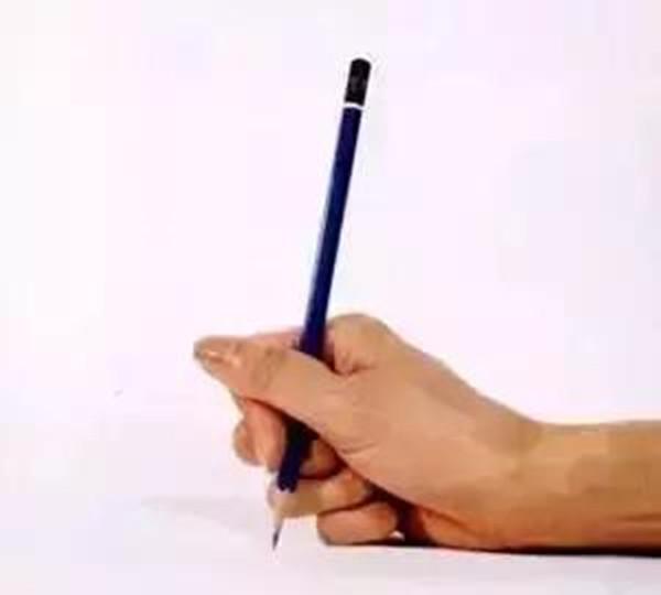 错误的握笔方式会给孩子的学习带来很大的危害