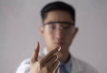 手机到底该裸奔还是贴膜？这个问题真纠结